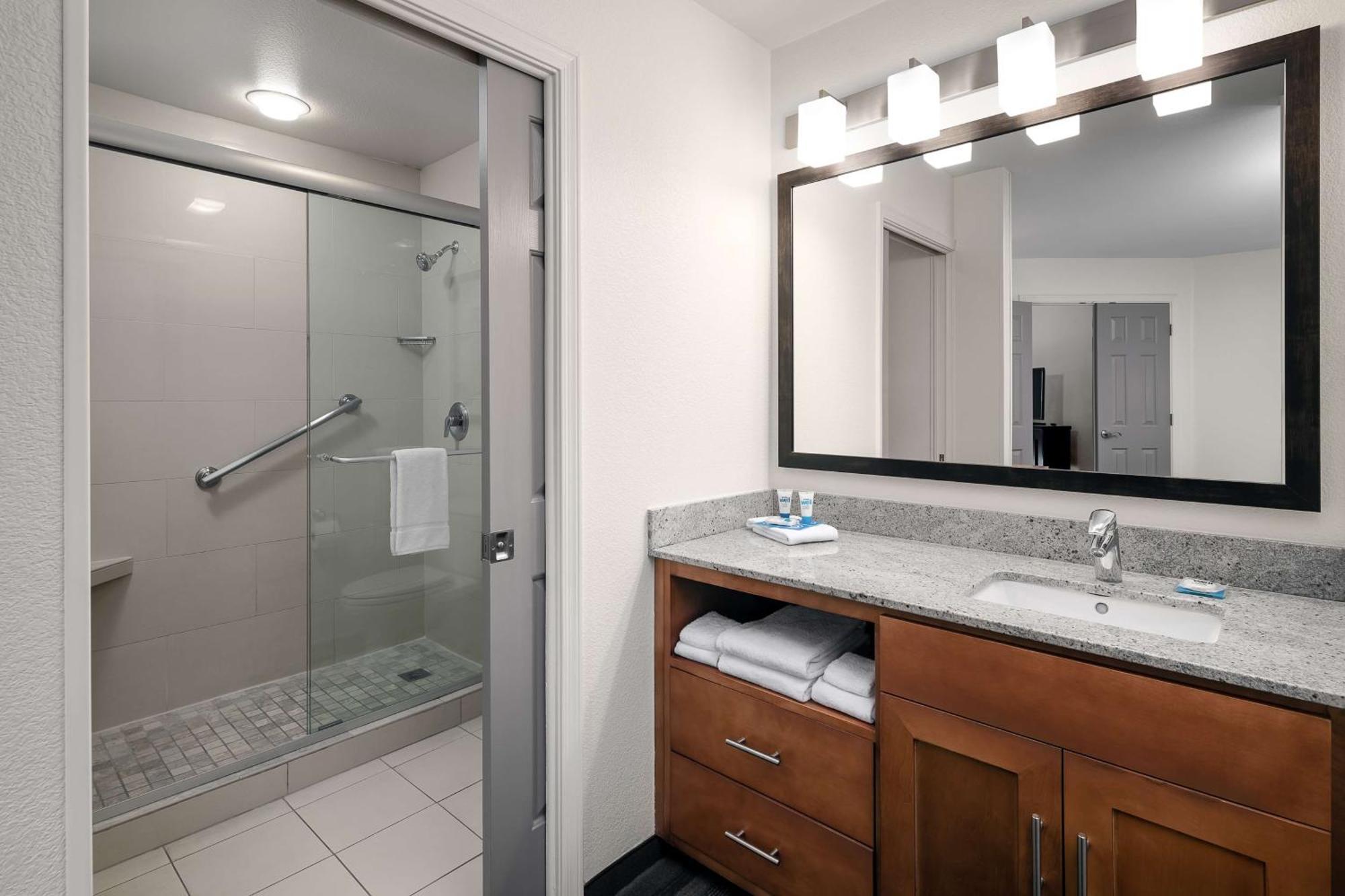 Queen Room with Accessible Tub - Disability Access,1275929425:JPEG