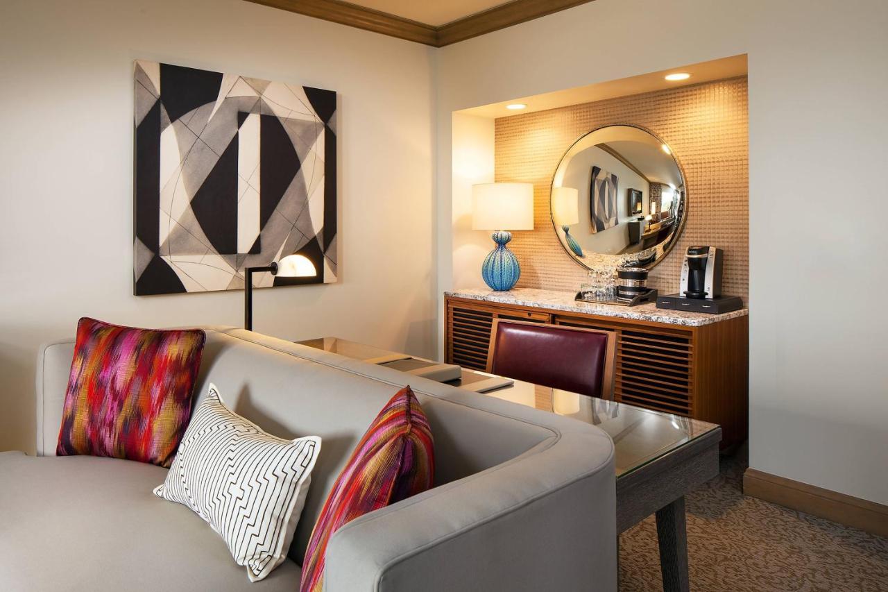 1 Bedroom Suite, 1 King, Sofa bed, Golf view, Top floor