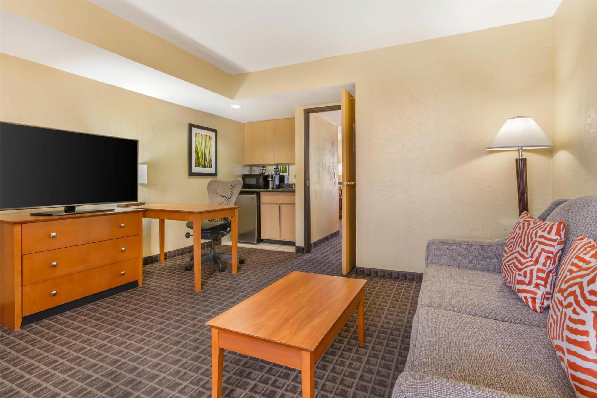 Two-Bedrooms King Suite