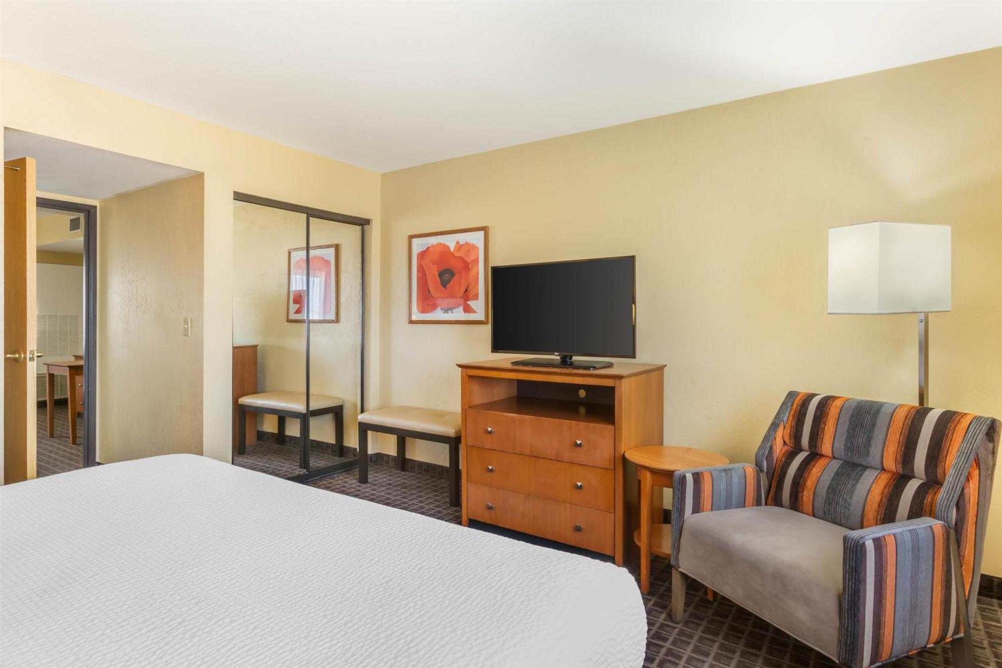 Two-Bedrooms King Suite